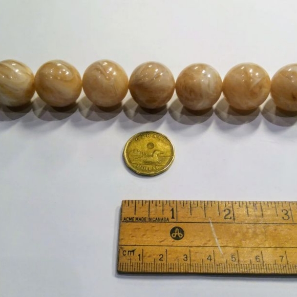 Pink marbled lucite, gold tone choker/. Necklace. Vintage mid century - Picture 13 of 14